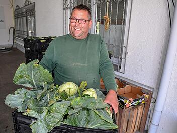 Gärtner Hans-Jürgen Eichfelder mit einer Kiste  des betroffenen Kohlrabis. Foto: Ronald Rinklef