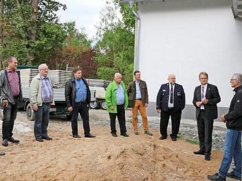 Das Feuerwehr- und Dorfgemeinschaftshaus Burkersdorf soll bis Ende des Jahres fertig sein, erläuterten (von rechts) Ortssprecher Volker Wündisch und Bürgermeister Bernd Rebhan dem Bau- und Umweltausschuss. Im Frühjahr sollen noch ein Spielplatz entstehen und die Außenanlagen gestaltet werden.  Foto: Veronika Schadeck