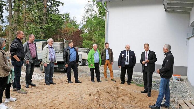 Das Feuerwehr- und Dorfgemeinschaftshaus Burkersdorf soll bis Ende des Jahres fertig sein, erläuterten (von rechts) Ortssprecher Volker Wündisch und Bürgermeister Bernd Rebhan dem Bau- und Umweltausschuss. Im Frühjahr sollen noch ein Spielplatz entstehen und die Außenanlagen gestaltet werden.  Foto: Veronika Schadeck