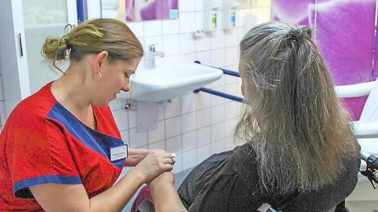 Wenn sich Familien mit dem Thema Pflege beschäftigen müssen, gibt es viele Fragen: Wie finde ich einen Platz? Welche Angebote gibt es im Heim? Welche Beratungsangebote oder Unterstützungen gibt es? Orientierung bietet nun das Pflegeportal.  Foto: Theresa Schiffl