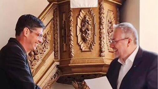 Dekan Reiner Redlingshöfer (r.) gratuliert Andreas Deuerlein zum Solideo-Preis.