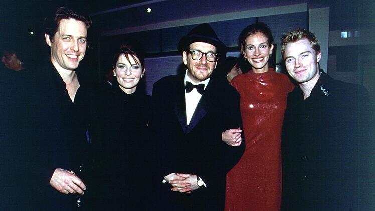 Innerhalb kürzester Zeit stieg Shania Twain (Zweite von links) zum Darling der Musikszene auf, und auch in der Glitzwerwelt von Hollywood wurde sie zu einem gerne gesehenen Gast. Das Bild zeigt Shania Twain unter anderem mit Julia Roberts (Vierte von links) und Hugh Grant (links), für deren Kinoerfolg "Notting Hill" sie den Song "You've Got A Way" beisteuerte.