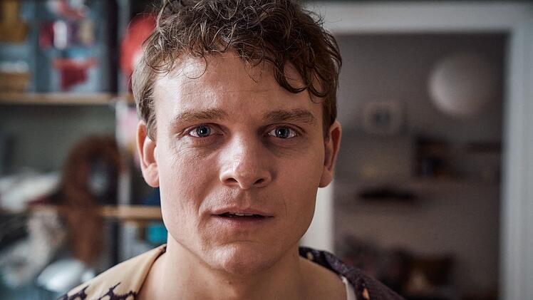 Im ZDF-Film "Olivia" schl&uuml;pft Johannes Hegemann in die Rolle von Oliver Kn&ouml;bel, dem b&uuml;rgerlichen Ich von Olivia Jones.