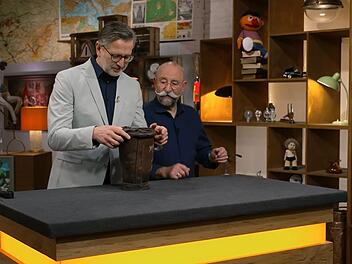 "Was haben wir denn jetzt?", fragte sich Horst Lichter in der neusten Folge von "Bares f&uuml;r Rares". "Vom Harry Potter das H&uuml;tchen?" Mit dieser Vermutung lag der Gastgeber allerdings ziemlich weit daneben. "Sowas in der Art", lachte Detlev K&uuml;mmel. "Eine Vase ist es schon mal nicht."