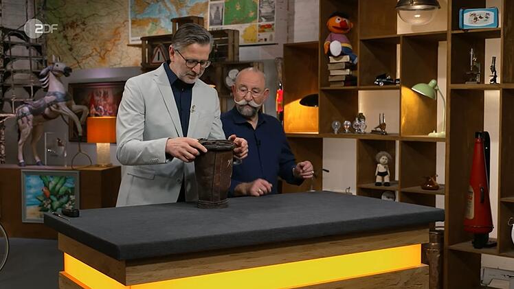 "Was haben wir denn jetzt?", fragte sich Horst Lichter in der neusten Folge von "Bares f&uuml;r Rares". "Vom Harry Potter das H&uuml;tchen?" Mit dieser Vermutung lag der Gastgeber allerdings ziemlich weit daneben. "Sowas in der Art", lachte Detlev K&uuml;mmel. "Eine Vase ist es schon mal nicht."