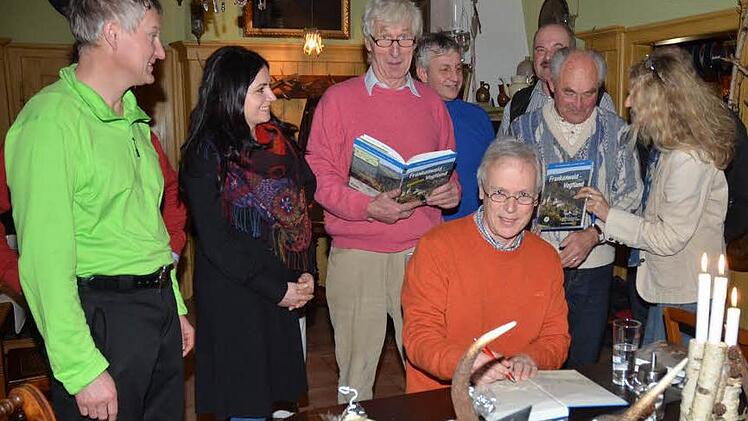 Auf gute Resonanz stieß die Buchreihe von Reiner Cornelius "Vom Todesstreifen zur Lebenslinie" die er auf dem Wildberghof in Tettau vorstellte.  Seine Signaturen und Bücher waren gefragt. Foto: Hofmann