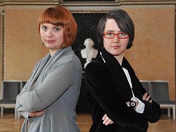 Teamarbeit: Magdolna Parditka (links) und Alexandra Szemerédy führen Regie bei "Madama Butterfly" am Landestheater. Für die Neuinszenierung haben sie zudem gemeinsam Bühnenbild und Kostüme entworfen. Premiere: Samstag, 19. Januar. Foto: Andrea Kremper