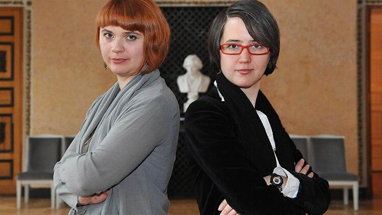 Teamarbeit: Magdolna Parditka (links) und Alexandra Szemerédy führen Regie bei "Madama Butterfly" am Landestheater. Für die Neuinszenierung haben sie zudem gemeinsam Bühnenbild und Kostüme entworfen. Premiere: Samstag, 19. Januar. Foto: Andrea Kremper