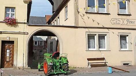 Momentaufnahme: Ein Traktor vor der direkten Zufahrt in den Hof