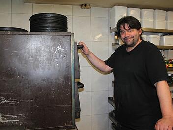Auch der Pizzaofen wird mit nach Steinbach zum Messegelände transportiert. Mit im Bild: Michael Kaiser, der zum dritten Mal für den gastronomischen Bereich bei der Rennsteigmesse verantwortlich ist.