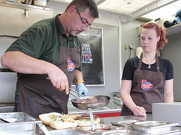 Im Smoker gegartes Fleisch, Fisch und Gemüse: Bei Michael Gröschel und seiner Kollegin ist für jeden etwas dabei.  Fotos: Jennifer Hauser
