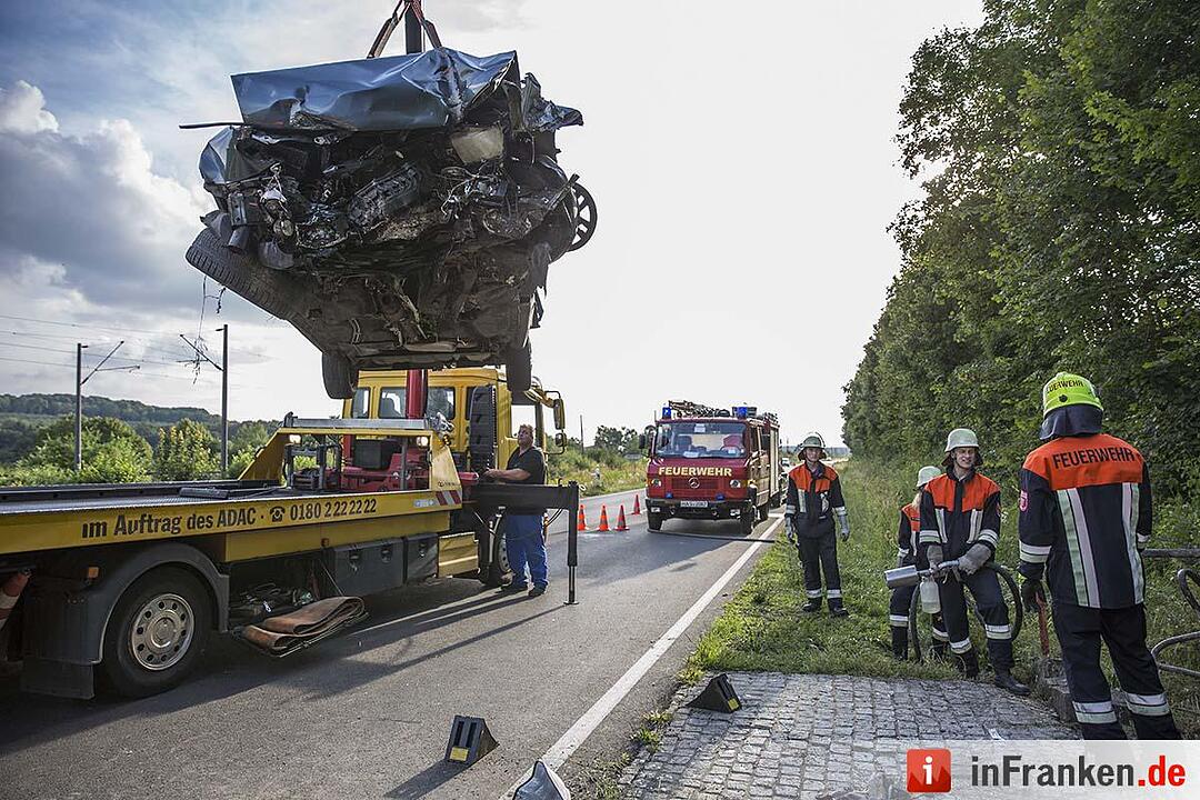 Auto prallt in Ottendorf gegen kleine Brücke