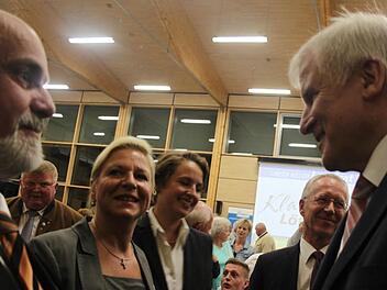 Ministerpräsident Horst Seehofer (rechts) kam in Steinbach am Wald sehr gut an. Dort traf er auch alte Weggefährten wie Werner Schnappauf (Zweiter von rechts). Foto: Veronika Schadeck