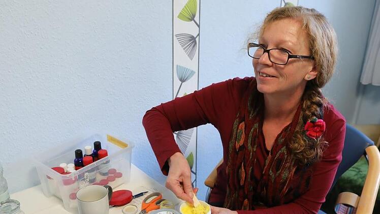 Jutta Pauly-Schroll verwendet als Grundlage gerne Kokos- oder Olivenöl und Bienenwachs. Foto: Barbara Herbst
