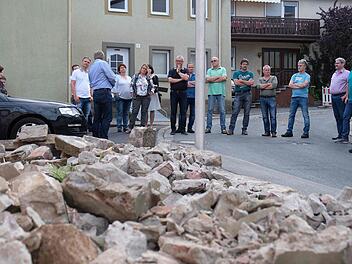 Bei einem Ortstermin im oberen Teil der Kissinger Straße in Oberthulba konnten sich die Räte davon überzeugen, dass es dort eng zugeht.Gerd Schaar
