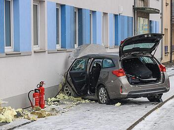 In Schweinfurt ist ein Autofahrer alleinbeteiligt gegen eine Hauswand gefahren und gestorben. Foto: News5/Merzbach