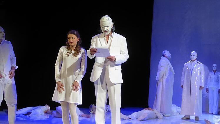 Käthchen (Susanna Mucha) erschrickt beim überraschenden Happy End von Heinrich von Kleists "Käthchen von Heilbronn", das ihr ihr geliebter Friedrich Wetter vom Strahl (Oliver Hildebrandt) vorliest am Ende des vom Publikum gefeierten Gastspiels des Theaters Hof.