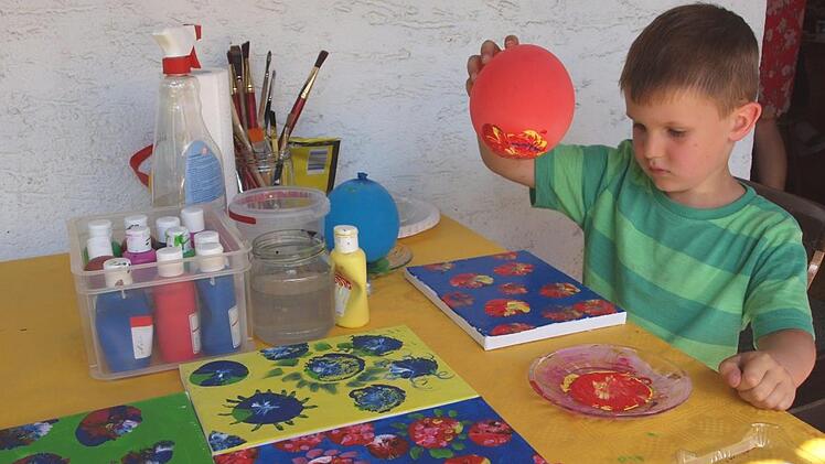 Der fünfjährige Timon Waschkeit aus Reundorf fertigte mit Hilfe eines Luftballons ein schönes Blumenbild.