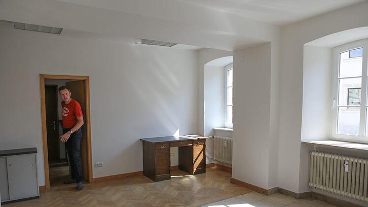 Für einen Pressetermin hat Bürgermeister Heinrich Thaler die Räume des neuen Ladens aufgesperrt. Foto: Barbara Herbst