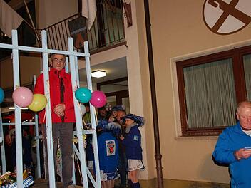 Höhepunkt war der Abtransport von Bürgermeister Kurt Back auf dem Schandwagen.  Fotos: Manfred Mellenthin