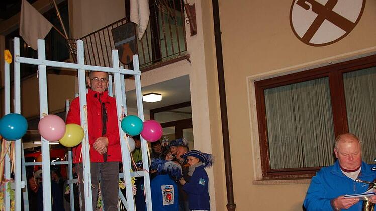 Höhepunkt war der Abtransport von Bürgermeister Kurt Back auf dem Schandwagen.  Fotos: Manfred Mellenthin