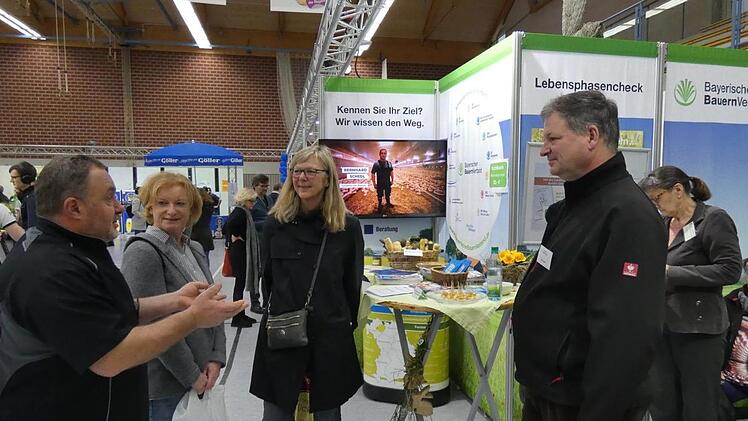 Auch der Bayerische Bauernverband mit Kreisobmann Klaus Merkel (rechts) informierte die Besucher.