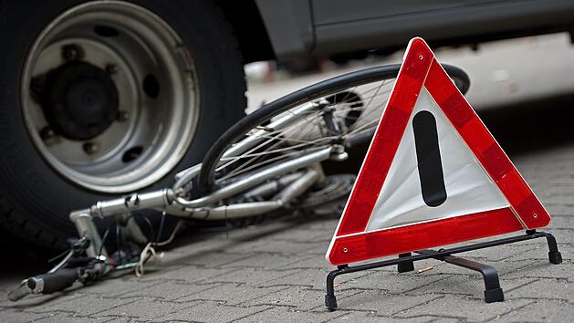 Radfahrer ger&auml;t in Bamberg unter Transporter