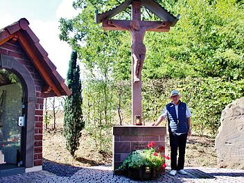 Ottmar Lutz an der Andachtsstätte in Oerlenbach