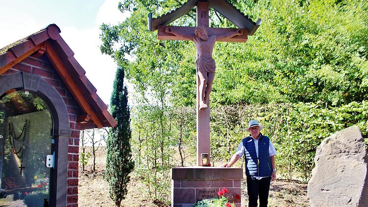 Ottmar Lutz an der Andachtsstätte in Oerlenbach
