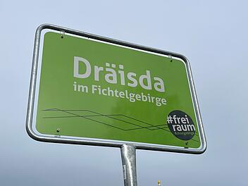 Warst du schon mal in "Dräisda"? Kreis Wunsiedel stellt ganz besondere Ortsschilder auf