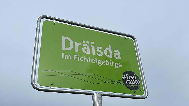 Warst du schon mal in "Dräisda"? Kreis Wunsiedel stellt ganz besondere Ortsschilder auf