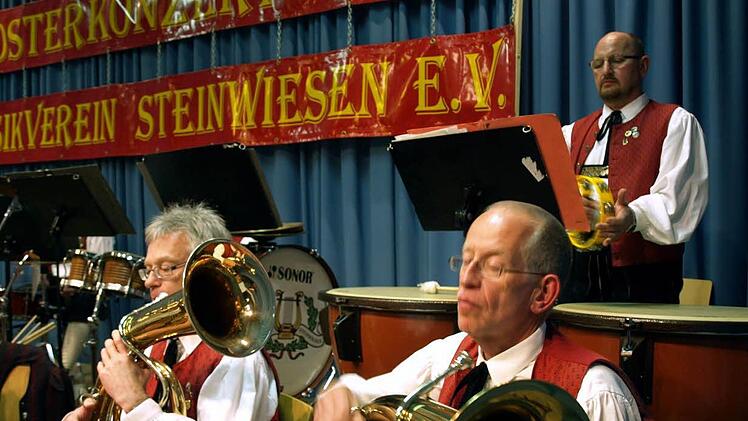 Pauken und Tenorhorn - Reinhard Klinger "haut drauf", Jürgen Schüsser (li) und Ulrich Bienlein an den Hörnern.