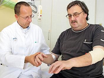 Chef-Neurologe Christian Konhäuser ist zufrieden mit der Entwicklung seines Patienten Klemens Daum. Der 56-Jährige konnte nach einem Schlaganfall sofort optimal behandelt werden. Foto: Dagmar Besand