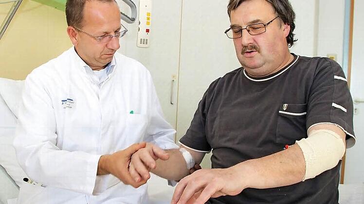 Chef-Neurologe Christian Konhäuser ist zufrieden mit der Entwicklung seines Patienten Klemens Daum. Der 56-Jährige konnte nach einem Schlaganfall sofort optimal behandelt werden. Foto: Dagmar Besand