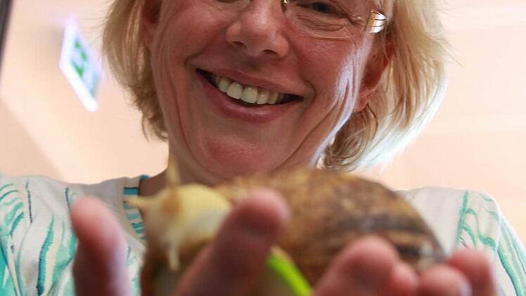 Biologie-Lehrerin Agnes Brath mit einer der Achatschnecken Foto: Carmen Schmitt