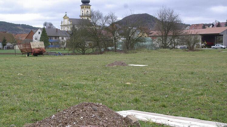 Ein Wiesengrundstück zwischen Langendorf und seiner historischen Mühle - mit Aussicht auf den Kirchturm (Foto) - wird Stellplatz für vier Wohnmobile, wozu allerdings noch die Meinung der Bürger einzuholen ist. Foto: Winfried Ehling