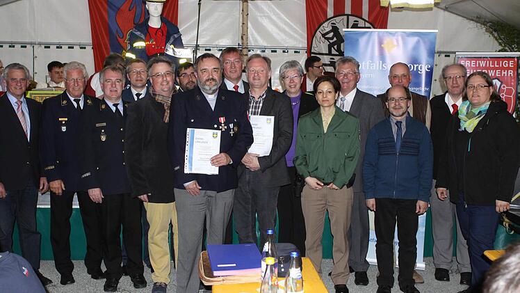 Die Notfallseelsorge im Landkreis feierte ihr 25 jähriges Bestehen im Festzelt in Schmölz. Im Bild die beiden Ausgezeichneten mit Ehrengästen und Grußwortrednern. Foto: Michael Wunder