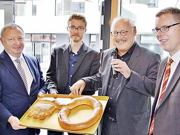 Schlüsselübergabe im neuen Haus Waldenfels mit (von rechts) Marco Schäfer, Vorstand der Carl von Heß'schen Sozialstiftung, Architekt Dieter Ben Kauffmann mit seinem Sohn sowie Stiftungsratsvorsitzendem und Landrat Thomas Bold. Fotos: Sigismund von Dobschütz