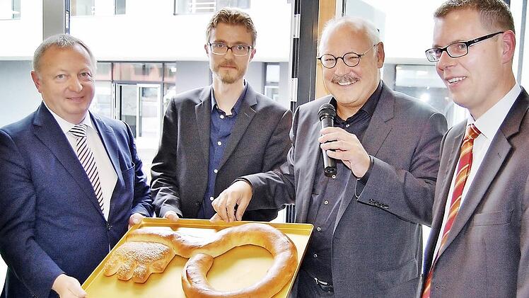 Schlüsselübergabe im neuen Haus Waldenfels mit (von rechts) Marco Schäfer, Vorstand der Carl von Heß'schen Sozialstiftung, Architekt Dieter Ben Kauffmann mit seinem Sohn sowie Stiftungsratsvorsitzendem und Landrat Thomas Bold. Fotos: Sigismund von Dobschütz