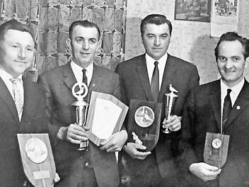 Ein Bild aus noch guten Tagen des Burgfalken Gößweinstein: Siegerehrung des Jahres 1969 mit den damaligen Vereinsmitbegründern (von links) Richard Brendel (Geiselhöhe), Heinrich Lang (Hühnerloh), Baptist Herlitz (Pottenstein), Willi Bauernschmitt (Gößweinstein) und Hans Rauh (Gößweinstein) Repro: Thomas Weichert