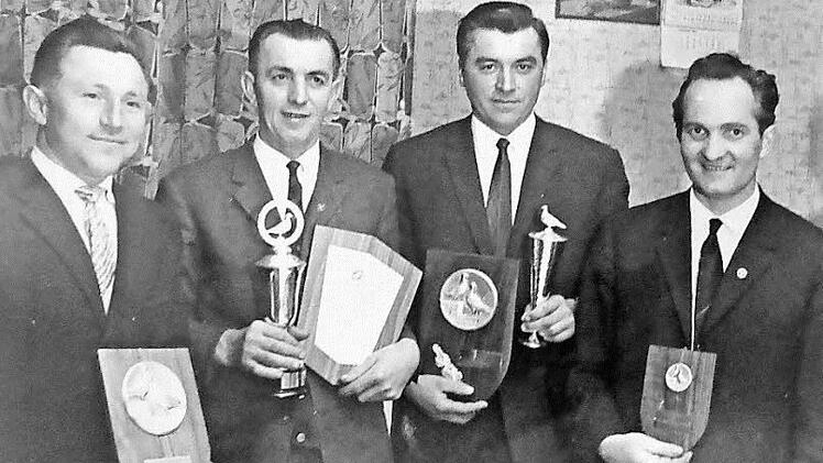 Ein Bild aus noch guten Tagen des Burgfalken Gößweinstein: Siegerehrung des Jahres 1969 mit den damaligen Vereinsmitbegründern (von links) Richard Brendel (Geiselhöhe), Heinrich Lang (Hühnerloh), Baptist Herlitz (Pottenstein), Willi Bauernschmitt (Gößweinstein) und Hans Rauh (Gößweinstein) Repro: Thomas Weichert