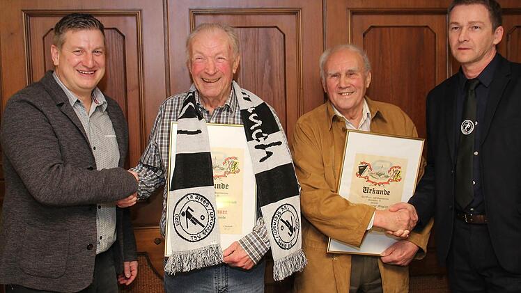 70 Jahre Treue zum TSV: (von links) Vorstand Thomas Burger, Erich Bauer, Egon Schmitt, Vorstand Reiner Wehner.  Foto: Werner Vogel