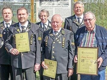 Auszeichnungen beim Knappenverein Stockheim und Umgebung (v. l.): Andreas Kreul, Vorsitzender Heiko Eisenbeiß, Christian Hofmann, Landesvorstandsmitglied Reinhard Hertel, Ottomar Lutz, 2. Vorsitzender Jürgen Möhrle, Georg Buckreus sowie Bürgermeister Rainer Detsch  Foto: Karl-Heinz Wagner