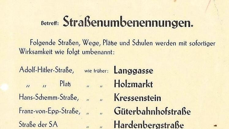 Im Amtsblatt und durch Aushänge wurde die Bevölkerung nach dem Ende des NS-Regimes darüber Informiert, dass die Kulmbacher Straßen wieder ihre alten Namen bekommen hatte.