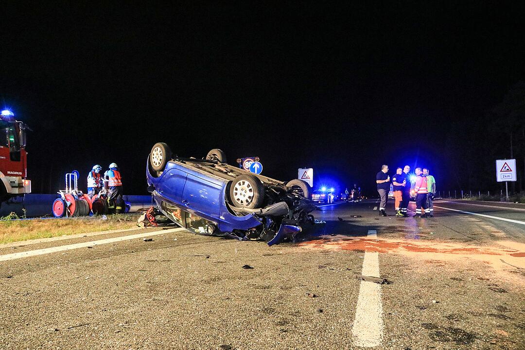 Zwei Tote, vier Schwerverletzte bei Unfall auf A3