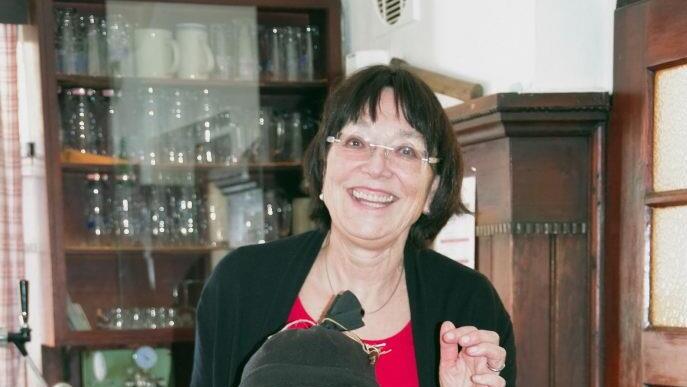 Hans G&ouml;tz mit Presssack-Schmecker-M&uuml;tze und Wirtin Evi QuastHeike Sch&uuml;lein