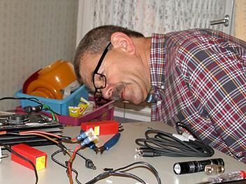 Uli Stöcker bei der Suche nach einem technischen Fehler am Funkgerät    Foto: privat