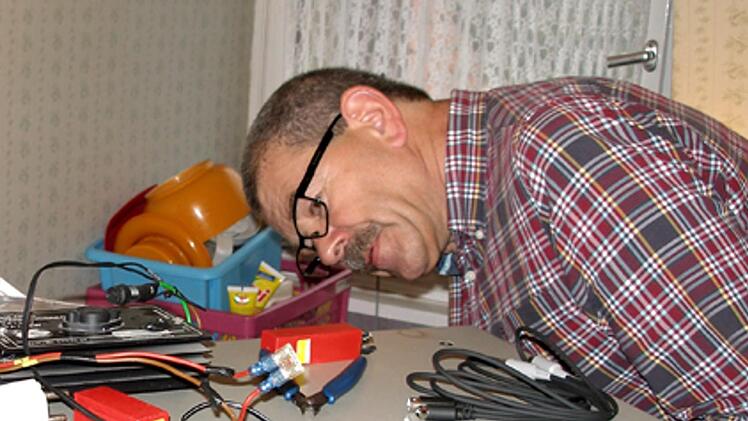 Uli Stöcker bei der Suche nach einem technischen Fehler am Funkgerät    Foto: privat