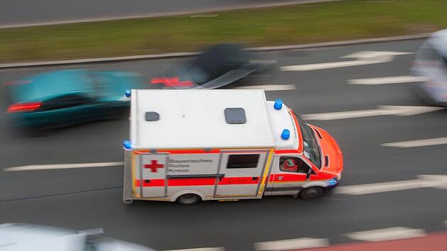 Frontalkollision auf B89 im Kreis Kronach: Ehepaar bei missglücktem Überholversuch schwer verletzt