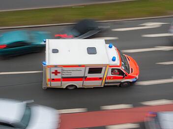 Frontalkollision auf B89 im Kreis Kronach: Ehepaar bei missglücktem Überholversuch schwer verletzt